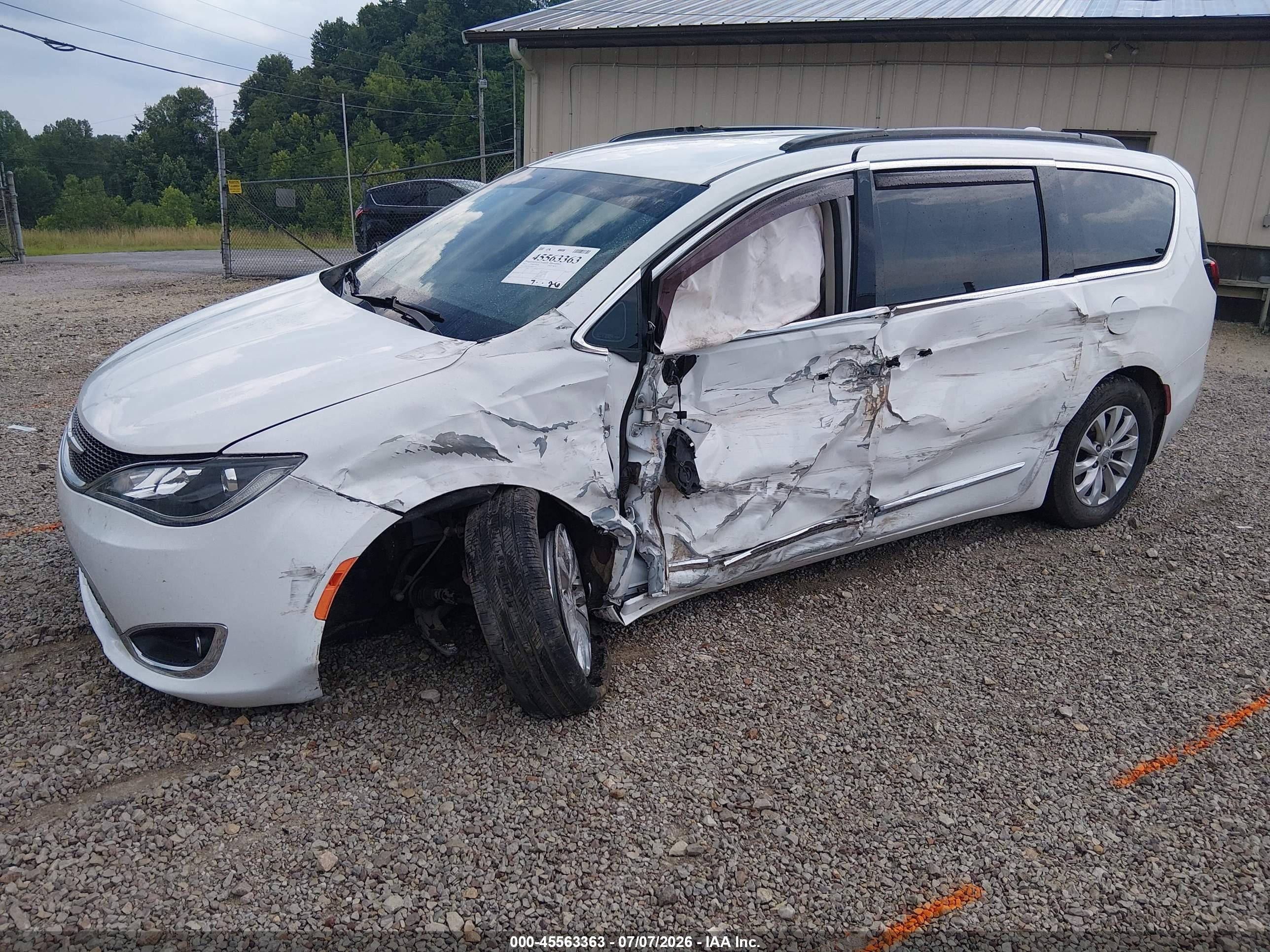2017 CHRYSLER PACIFICA TOURING-L — I2