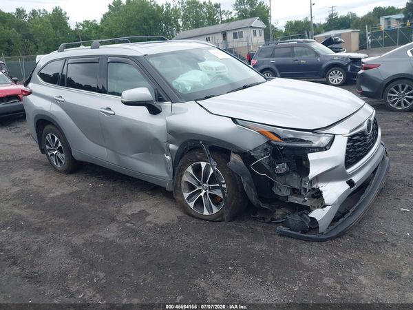 2022 TOYOTA HIGHLANDER XLE
