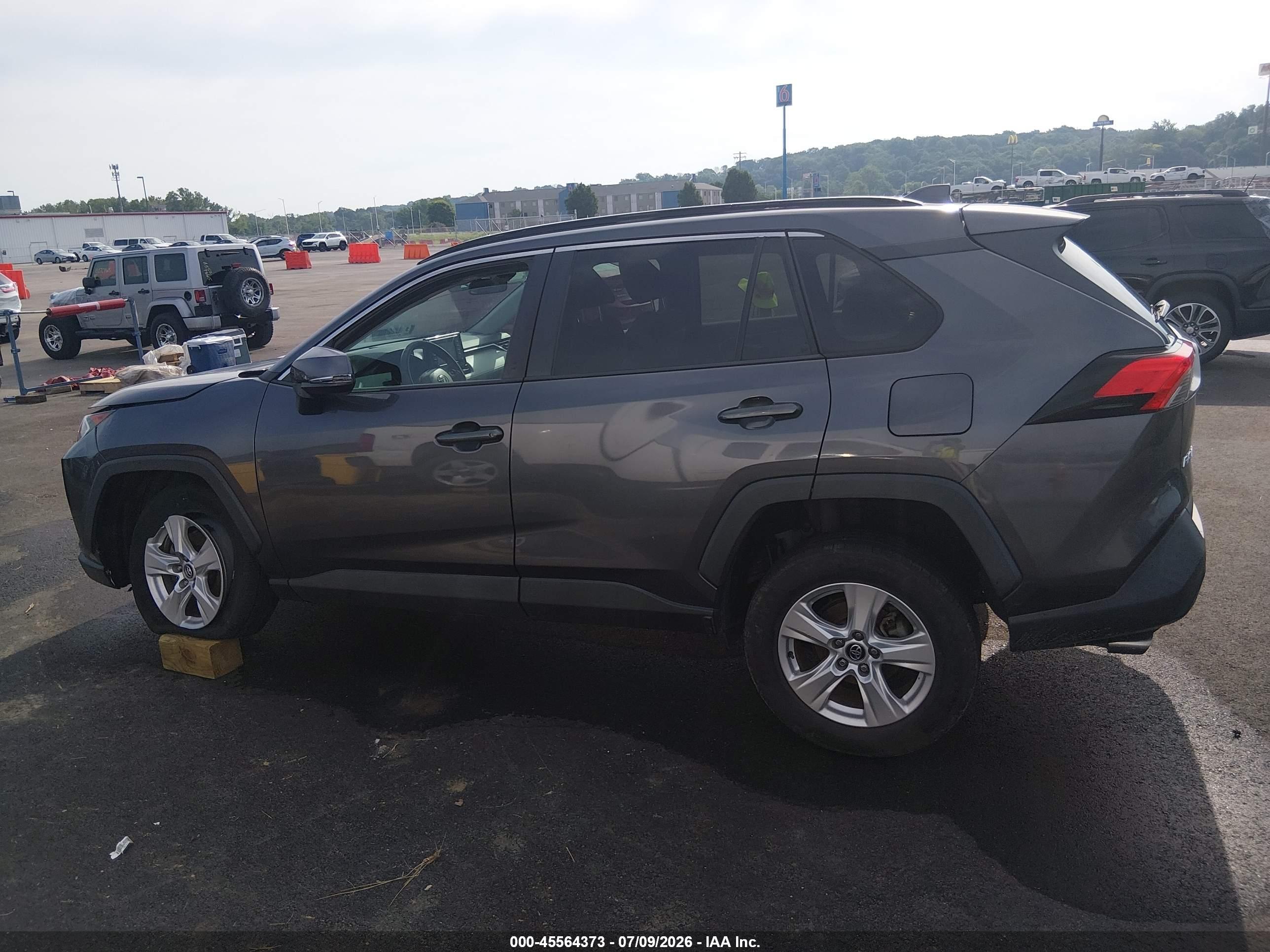 2020 TOYOTA RAV4 XLE