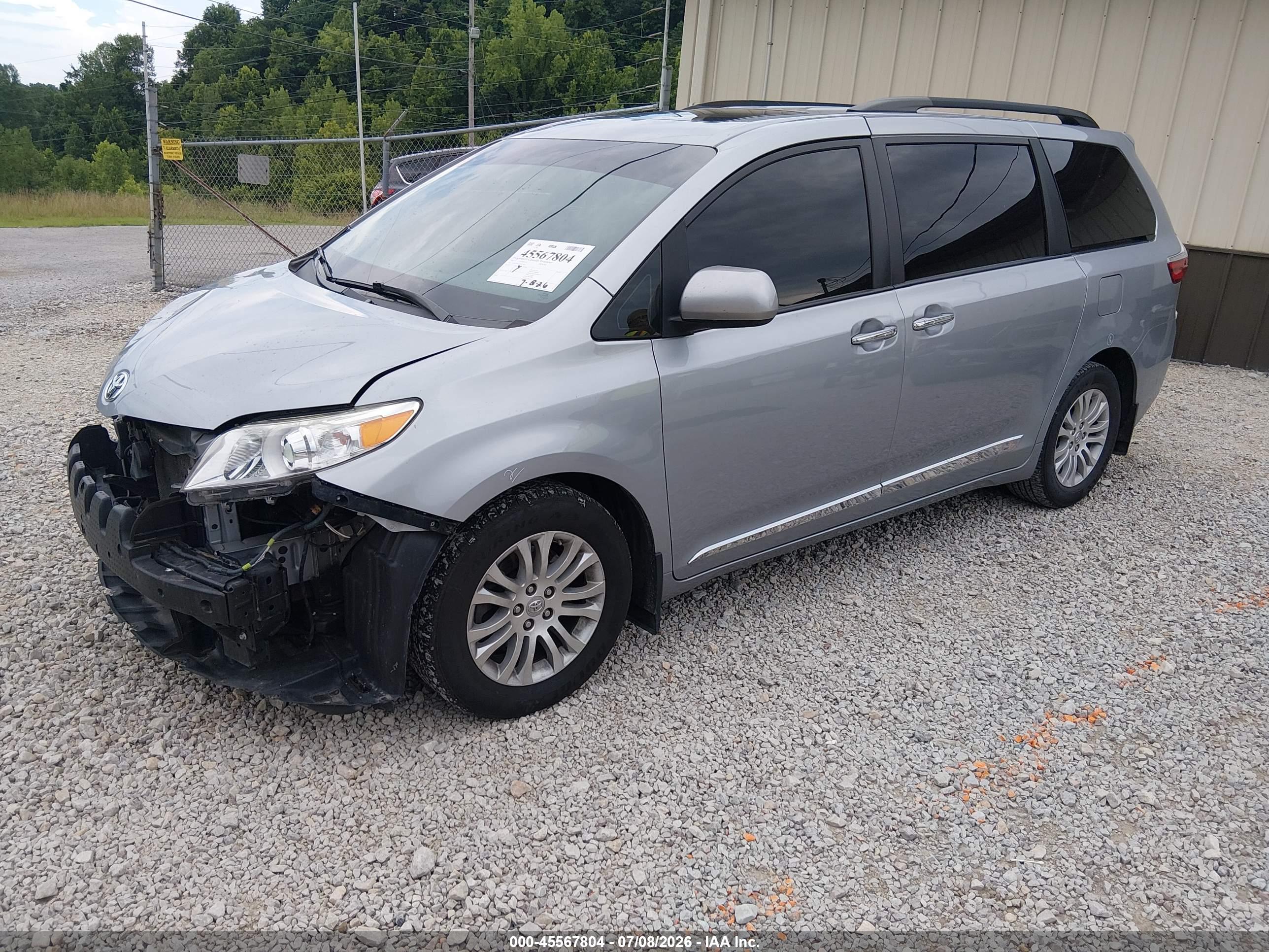 2017 TOYOTA SIENNA XLE PREMIUM 8 PASSENGER — I2