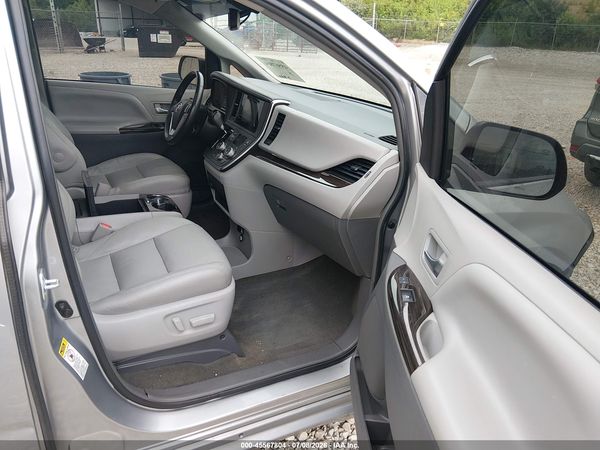 2017 TOYOTA SIENNA XLE PREMIUM 8 PASSENGER — I5