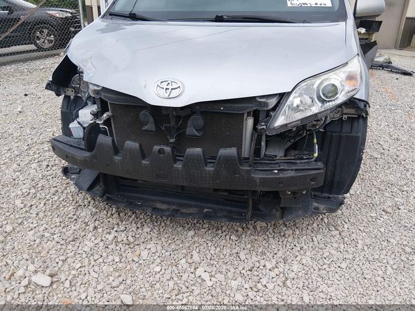 2017 TOYOTA SIENNA XLE PREMIUM 8 PASSENGER — I6