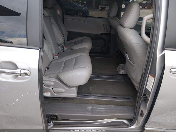 2017 TOYOTA SIENNA XLE PREMIUM 8 PASSENGER — I8