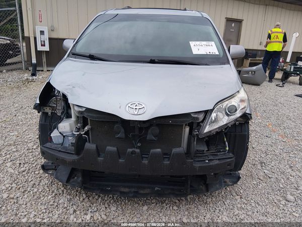 2017 TOYOTA SIENNA XLE PREMIUM 8 PASSENGER — I115
