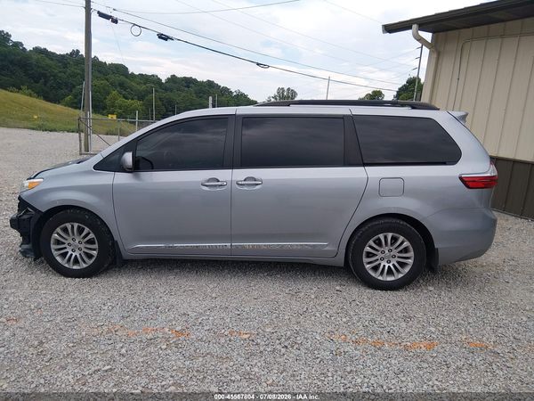 2017 TOYOTA SIENNA XLE PREMIUM 8 PASSENGER — I117