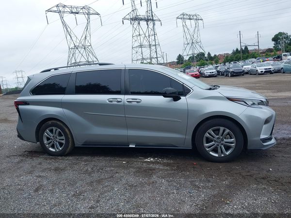 2022 TOYOTA SIENNA XSE