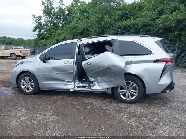 2022 TOYOTA SIENNA XSE