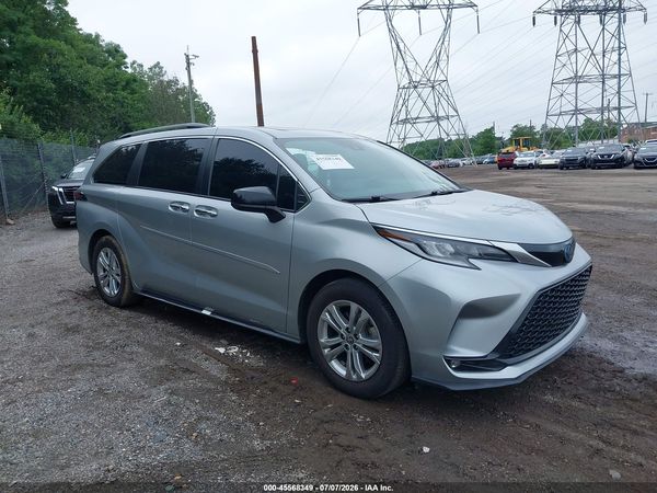 2022 TOYOTA SIENNA XSE