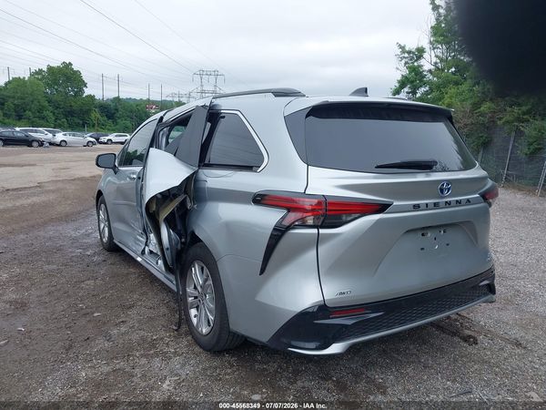 2022 TOYOTA SIENNA XSE