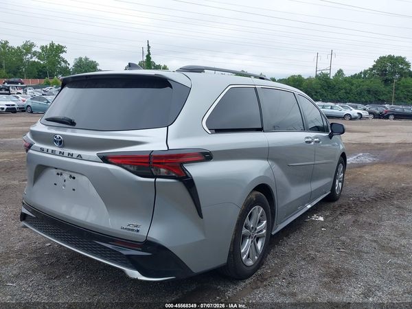 2022 TOYOTA SIENNA XSE