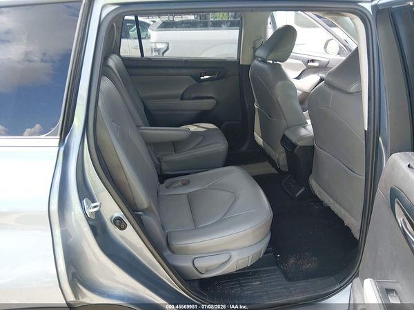 2022 TOYOTA HIGHLANDER XLE