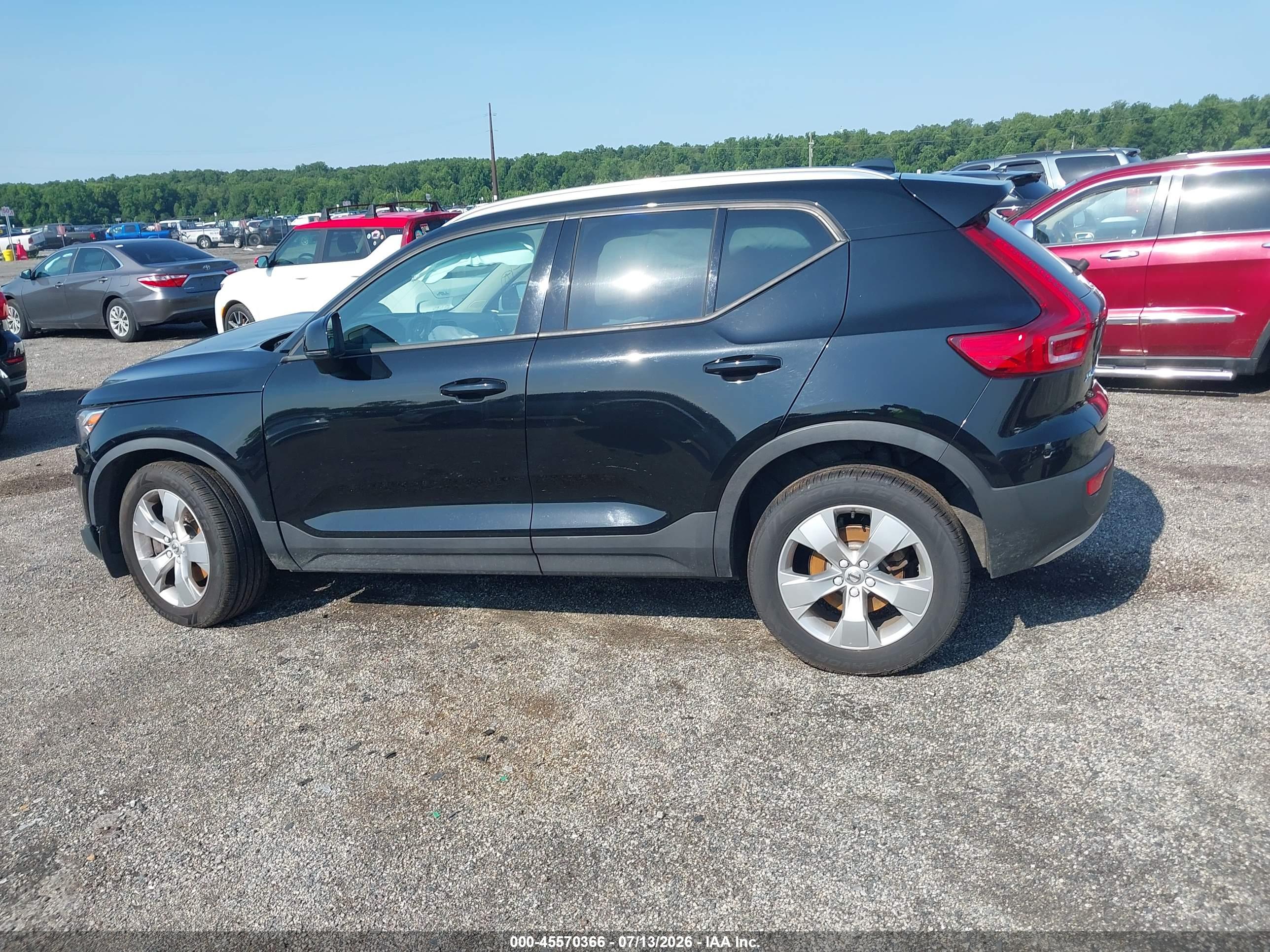 2021 VOLVO XC40 T5 MOMENTUM