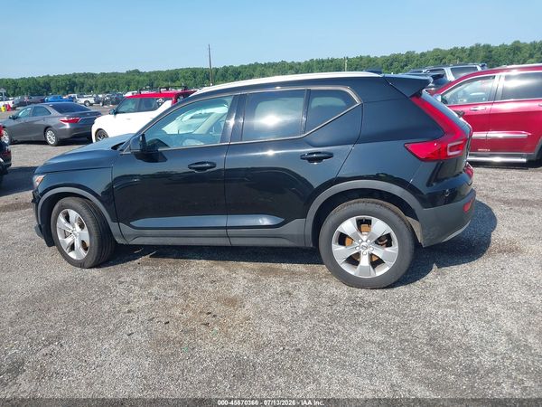2021 VOLVO XC40 T5 MOMENTUM