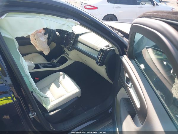 2021 VOLVO XC40 T5 MOMENTUM