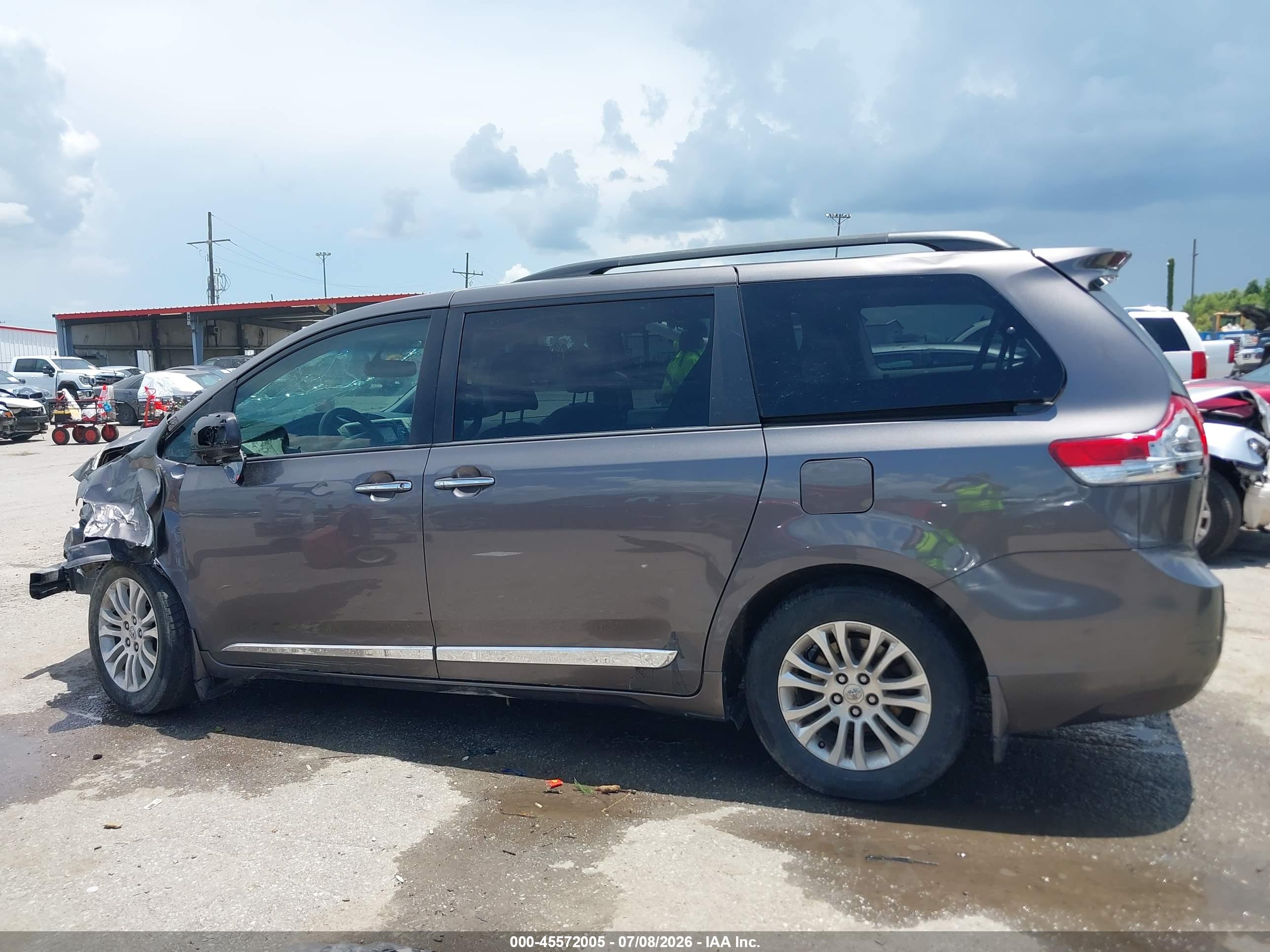 2013 TOYOTA SIENNA XLE V6 8 PASSENGER