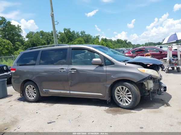 2013 TOYOTA SIENNA XLE V6 8 PASSENGER