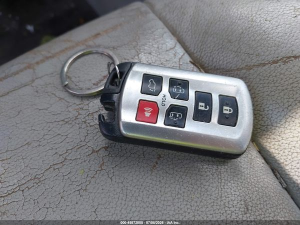 2013 TOYOTA SIENNA XLE V6 8 PASSENGER