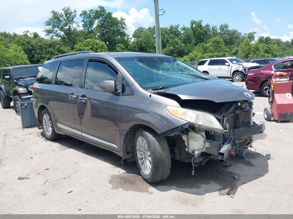 2013 TOYOTA SIENNA XLE V6 8 PASSENGER