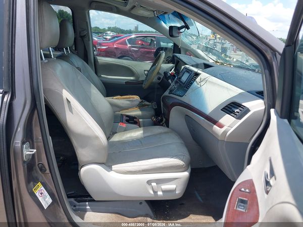 2013 TOYOTA SIENNA XLE V6 8 PASSENGER