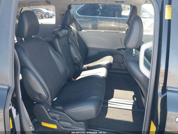 2014 TOYOTA SIENNA SE 8 PASSENGER — I8