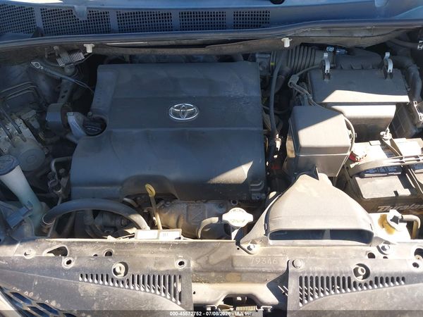 2014 TOYOTA SIENNA SE 8 PASSENGER — I10
