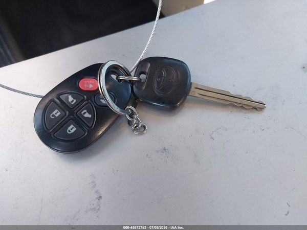2014 TOYOTA SIENNA SE 8 PASSENGER — I11