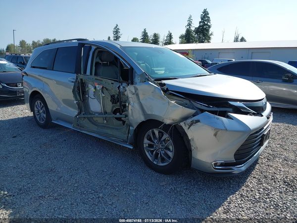 2022 TOYOTA SIENNA XLE — I1