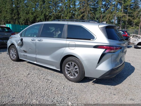 2022 TOYOTA SIENNA XLE — I3