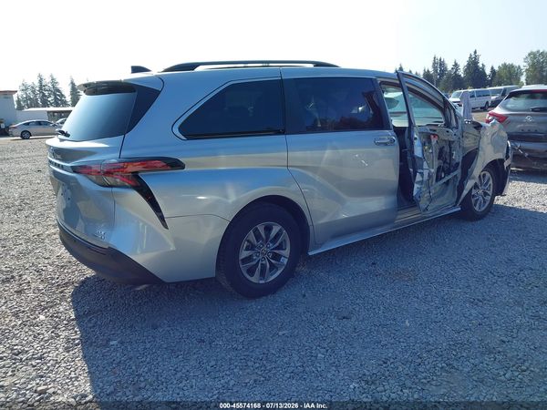 2022 TOYOTA SIENNA XLE — I4