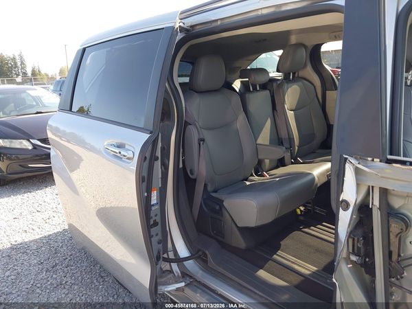 2022 TOYOTA SIENNA XLE — I8