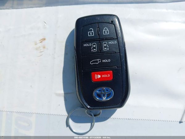 2022 TOYOTA SIENNA XLE — I11