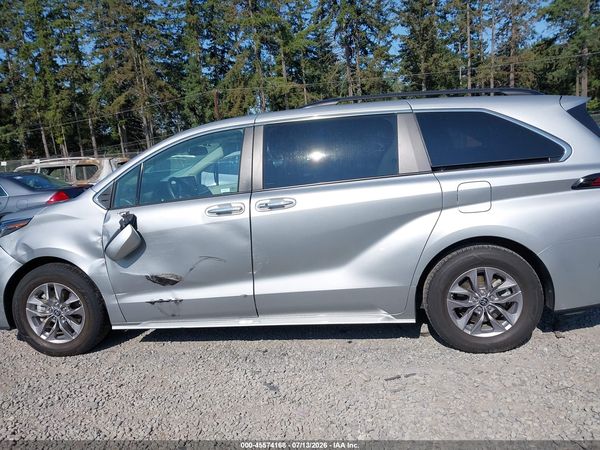 2022 TOYOTA SIENNA XLE — I117