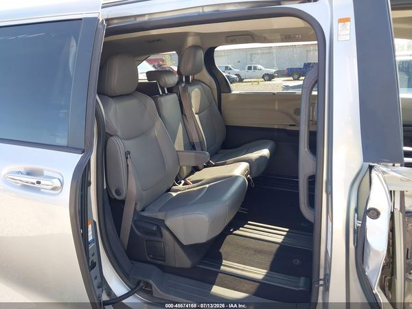 2022 TOYOTA SIENNA XLE — I153