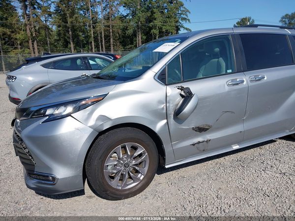 2022 TOYOTA SIENNA XLE — I154