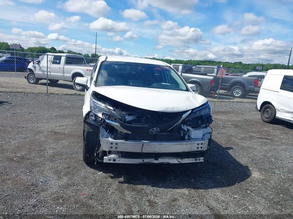 2024 TOYOTA SIENNA LE