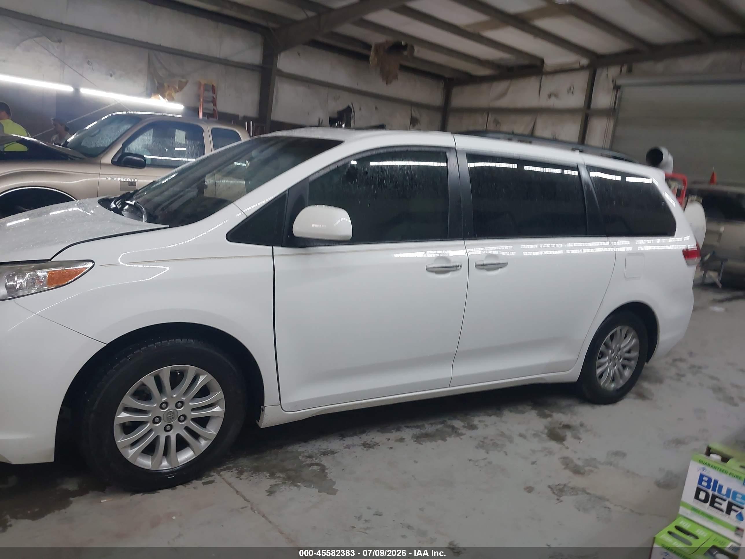 2014 TOYOTA SIENNA XLE V6 8 PASSENGER