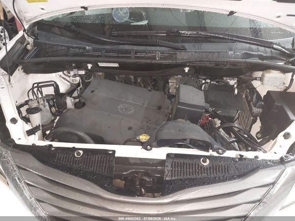 2014 TOYOTA SIENNA XLE V6 8 PASSENGER