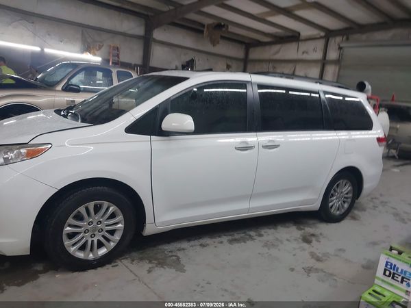 2014 TOYOTA SIENNA XLE V6 8 PASSENGER