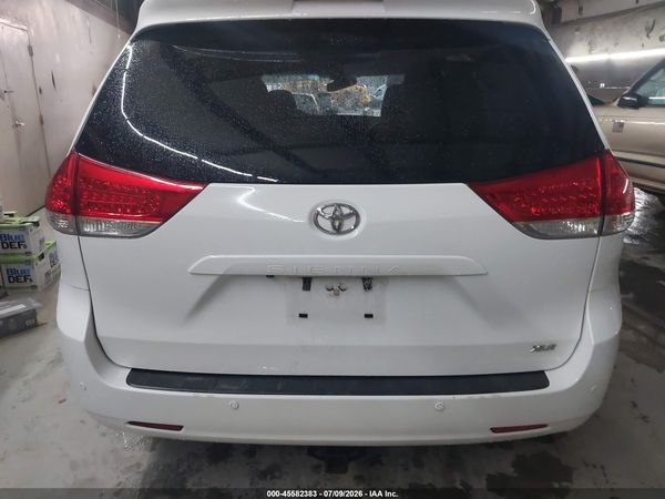 2014 TOYOTA SIENNA XLE V6 8 PASSENGER