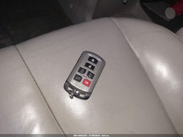 2014 TOYOTA SIENNA XLE V6 8 PASSENGER