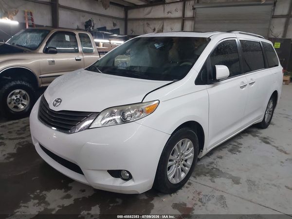 2014 TOYOTA SIENNA XLE V6 8 PASSENGER