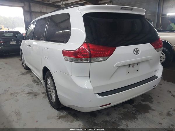 2014 TOYOTA SIENNA XLE V6 8 PASSENGER