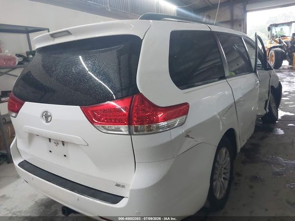 2014 TOYOTA SIENNA XLE V6 8 PASSENGER