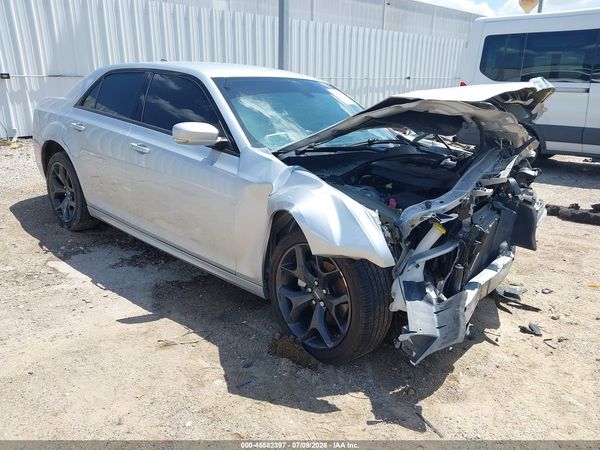 2022 CHRYSLER 300 TOURING L — I1