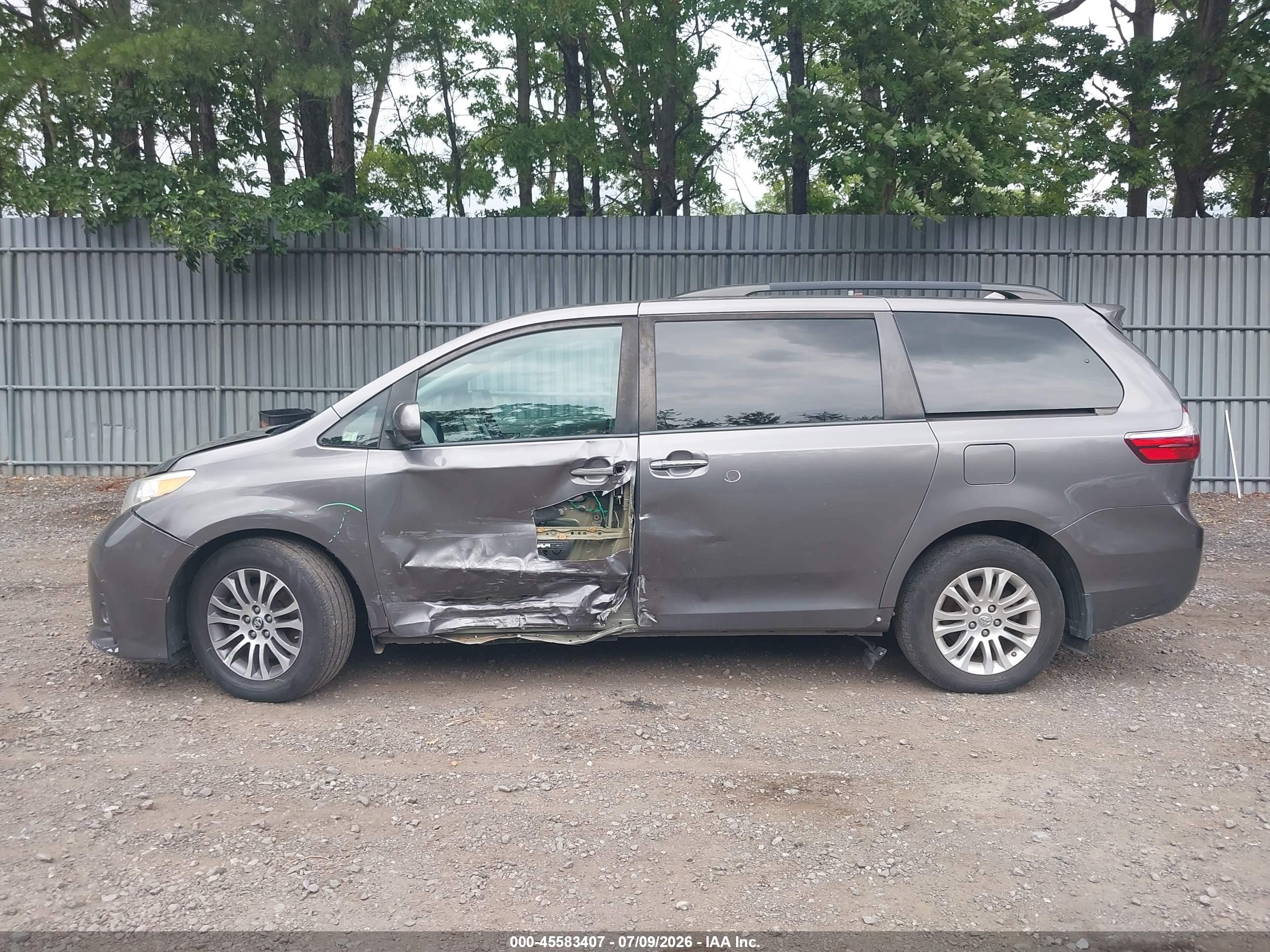 2018 TOYOTA SIENNA XLE 8 PASSENGER