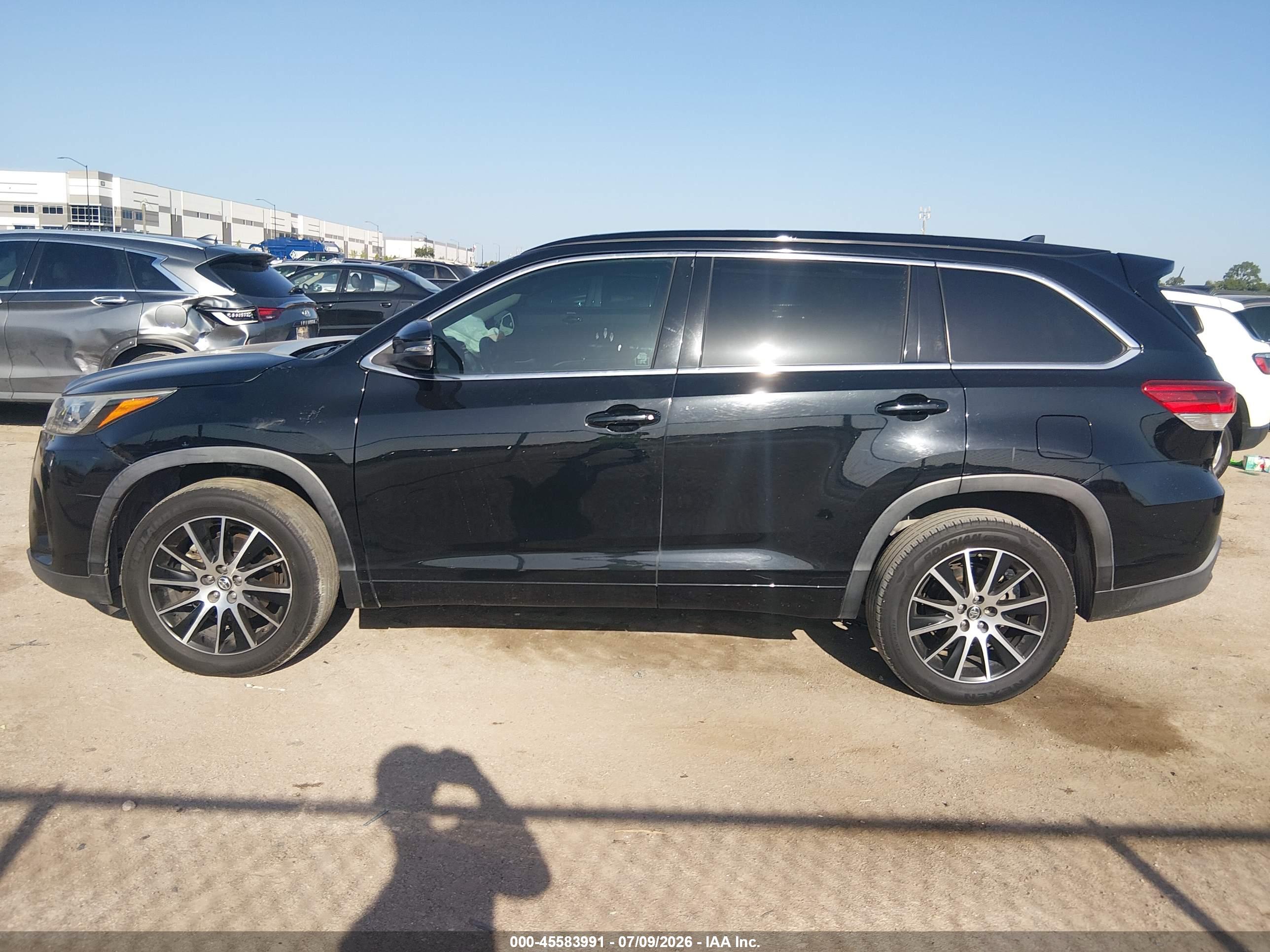 2017 TOYOTA HIGHLANDER SE