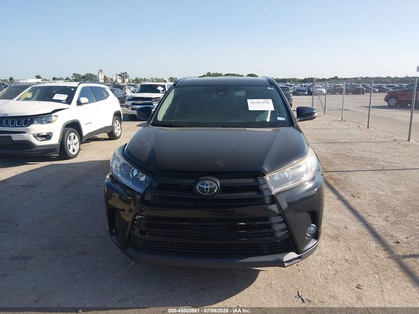 2017 TOYOTA HIGHLANDER SE