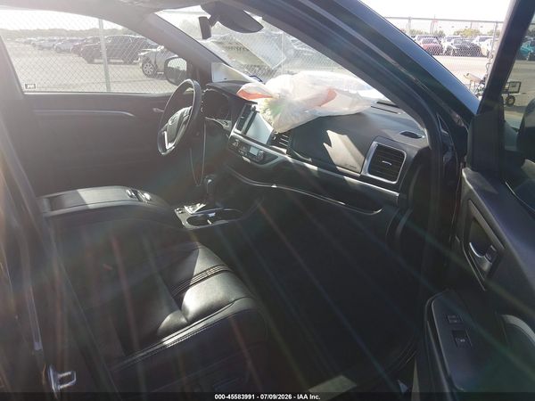 2017 TOYOTA HIGHLANDER SE