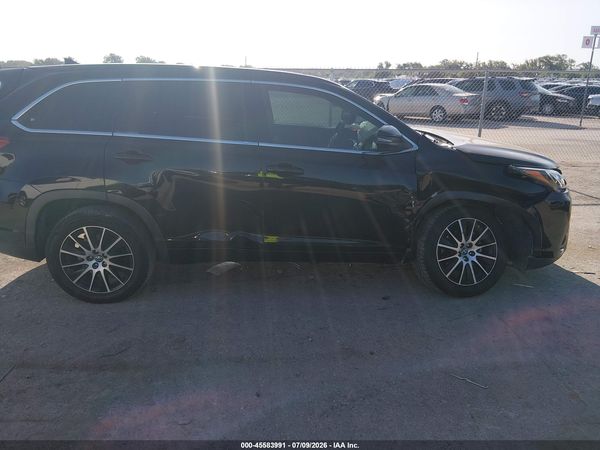2017 TOYOTA HIGHLANDER SE