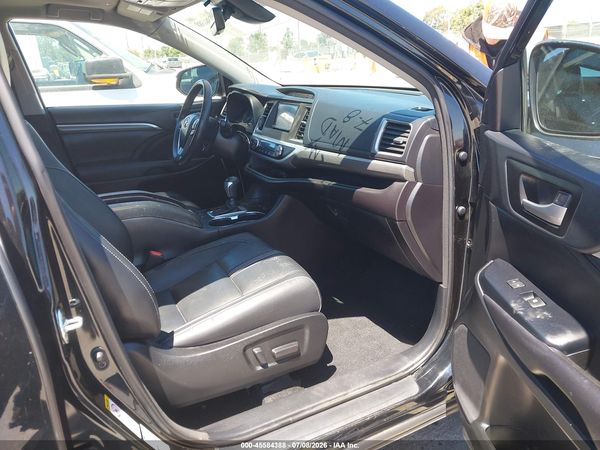 2018 TOYOTA HIGHLANDER SE